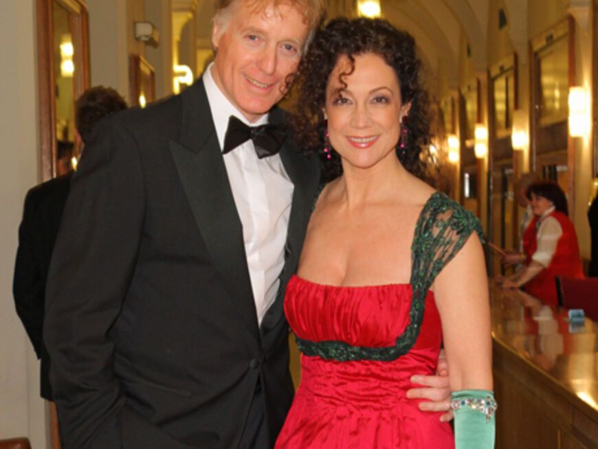 Die österreichische Schauspielerin Barbara Wussow kam mit ihrem Ehemann Albert Fortell. Sie trug ein stilvolles, langes, rotes Kleid mit grünen Details