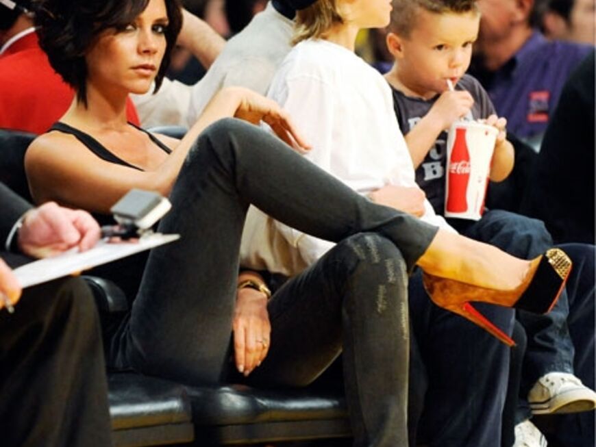 Stilecht: Selbst auf dem Basketball-Court trägt Victoria ihre atemberaubenden High Heels von Christian Louboutin