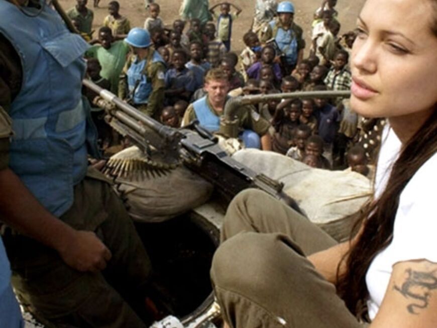 Als UN-Botschafterin besucht sie am 15.9.2003 in Begleitung von Soldaten der UN-Friedenstruppe heimatlos gewordene Kinder in einem Flüchtlingslager bei Bunia in Kongo