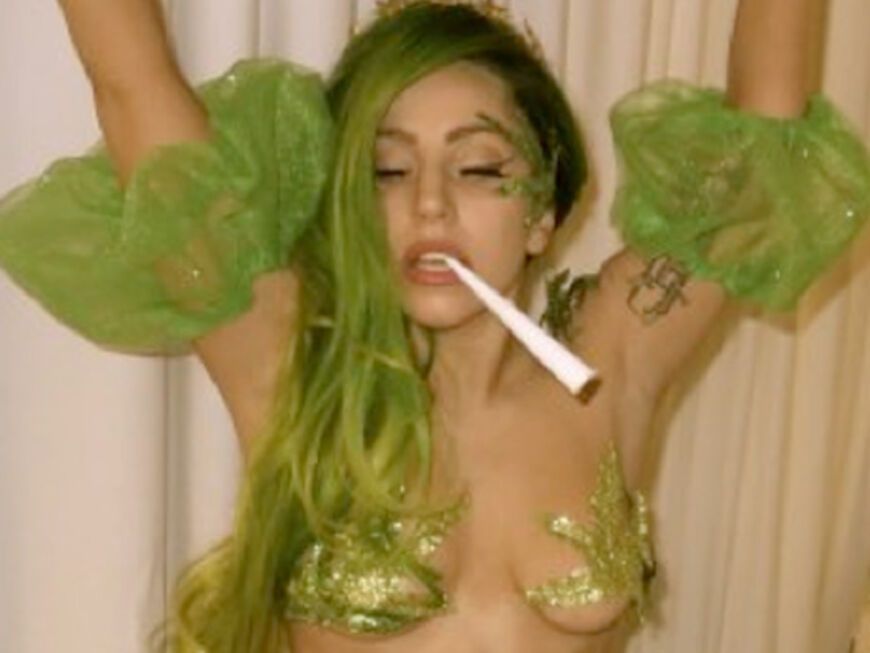 Lady Gaga zeigt einmal mehr viel Haut. Als was sie zu dem Grusel-Fest geht bleibt der Fantasie überlassen ...