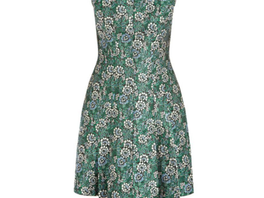Zum Beispiel mit diesem Kleid von Oasis über <a title="Oasis-Stores.com" href="http://www.oasis-stores.com/oriental-jacquard-dress/dresses/oasis/fcp-product/5550059000" target="_blank">Oasis-Stores.com</a> für ca. 120 Euro, das mit seinem femininen Blumenprint schon jetzt Frühlingsgefühle in uns weckt.