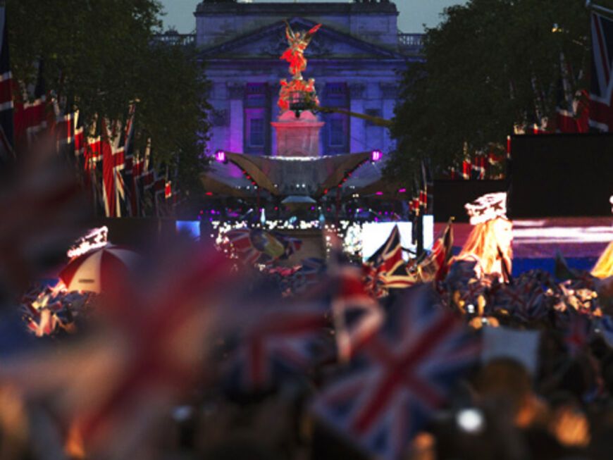 Rund um den Buckingham Palast wurde gefeiert - tausende Zuschauer ehrten die Queen zu ihrem 60. Thronjubiläum