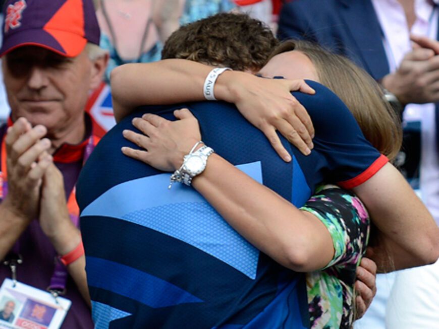 Erleichterung, Emotionen und eine dicke Umarmung: Andy Murray gewinnt das Tennisfinale gegen Roger Federer. Seine Freundin Kim Sears ist außer sich vor Freude