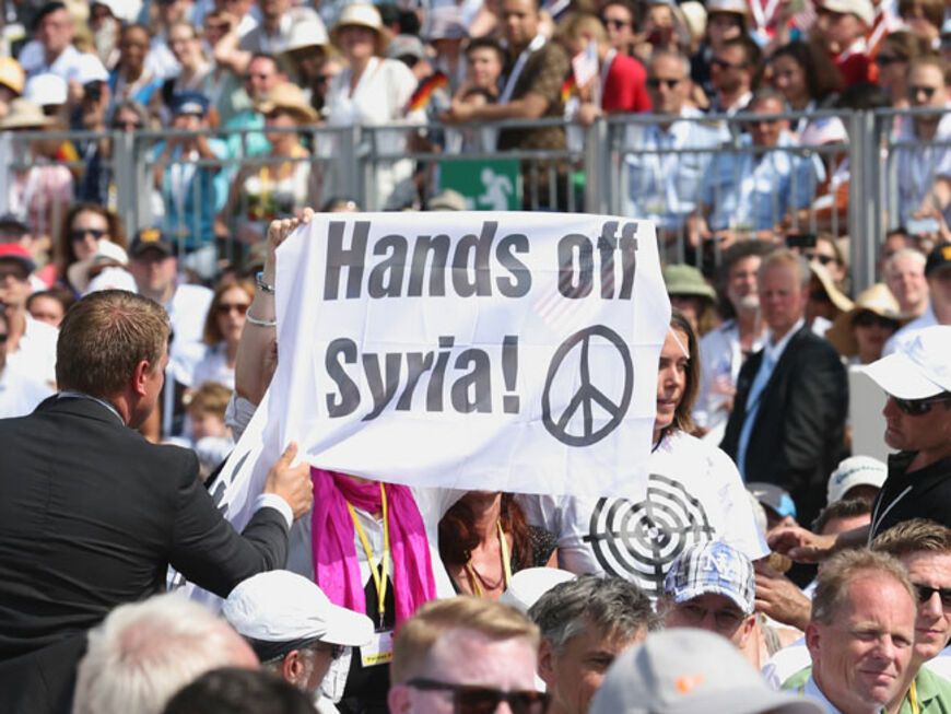 "Hände weg von Syrien" sagt ein Plakat. Der Präsident weist darauf hin, dass es in naher Zukunft keinen Frieden mit dem land geben würde