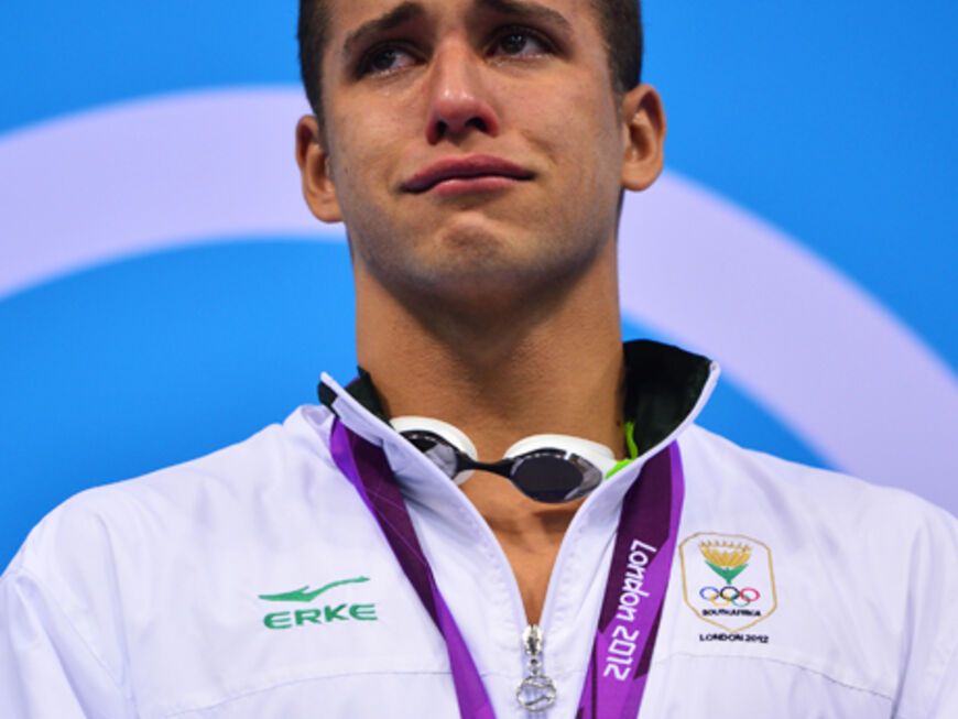 Bei der Siegerehrung bricht der Schwimm-Newcomer in Tränen aus. Ein bewegender Moment bei Olympia