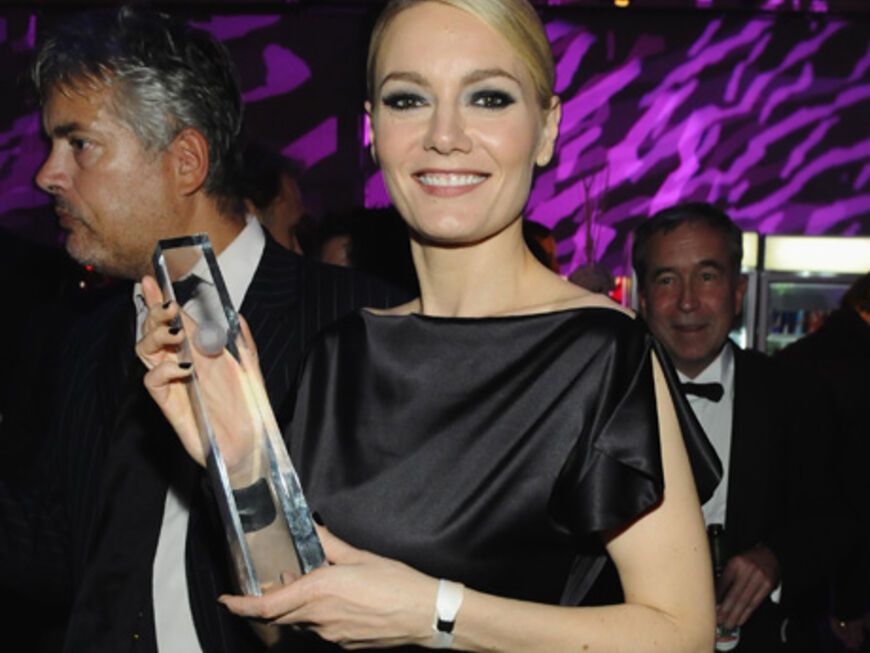 Der deutsche Fernsehpreis 2012 wurde verliehen und zahlreiche Promis feierten und wurden gefeiert. Wie Comedian Martina Hill, die in der Kategorie"Beste Comedy" für ihre Sketch-Show "Knallerfrauen"ausgezeichnet wurde