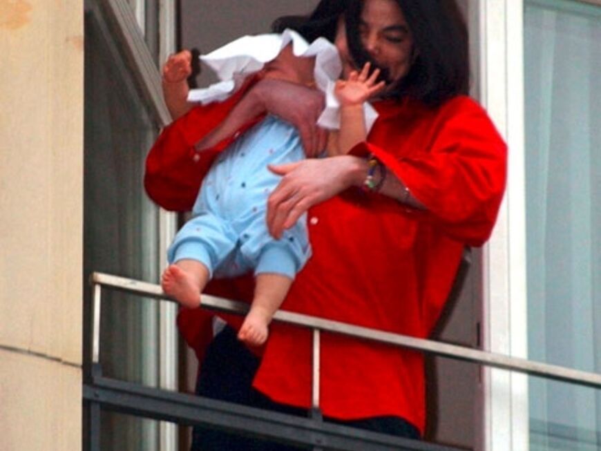 2002 erblickt sein zweiter Sohn das Licht der Welt - seine Mutter ist bis heute unbekannt. Im gleichen Jahr besucht Michael mit dem Kind Berlin - und hält es aus dem Fenster des Hotels Adlon