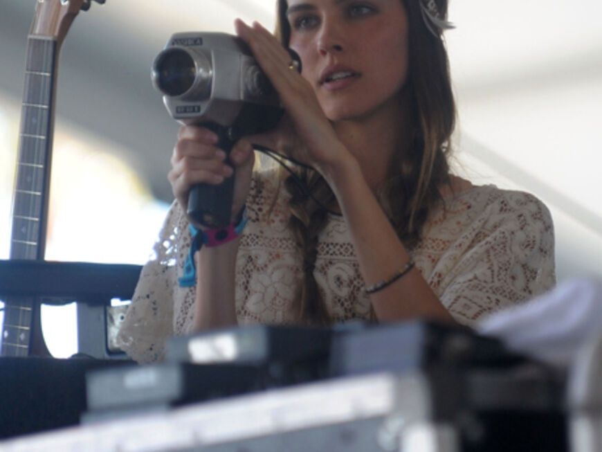 Isabel Lucas hält das Festival-Flair mit der eigenen Kamera fest