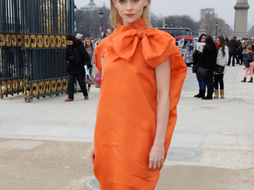Model Leigh Lezark trotzte dem tristen Grau des Pariser Modehimmels in ihrem Viktor&Rolf; Kleid. Besonders toll finden wir die XL-Schleife!