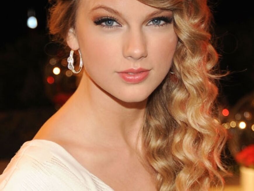 Zeitlos elegant sind definierte Korkenzieherlocken wie die von Country-Sängerin Taylor Swift
