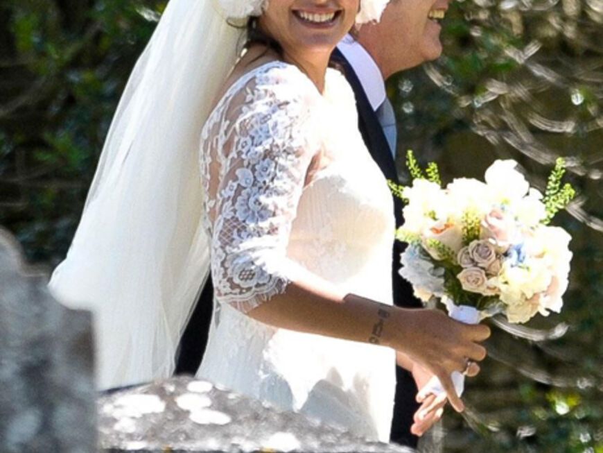 Der Blumenstrauß der Braut bestand aus einem Rosenbouquet gemischt mit Pfirsich farbenen und blauen Blumen
