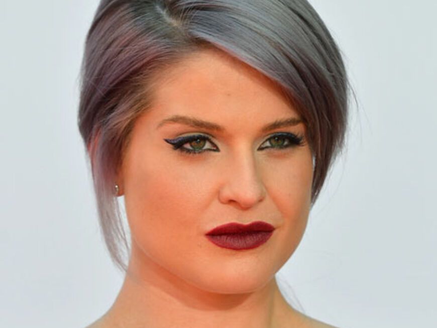 Kelly Osbourne trägt momentan nicht nur grau-violette Haare, sie setzt die angesagte Farbe auch auf ihre Lider. Mit den folgenden Produkten kann sich jeder ein bisschen Trend-Grau aufpinseln