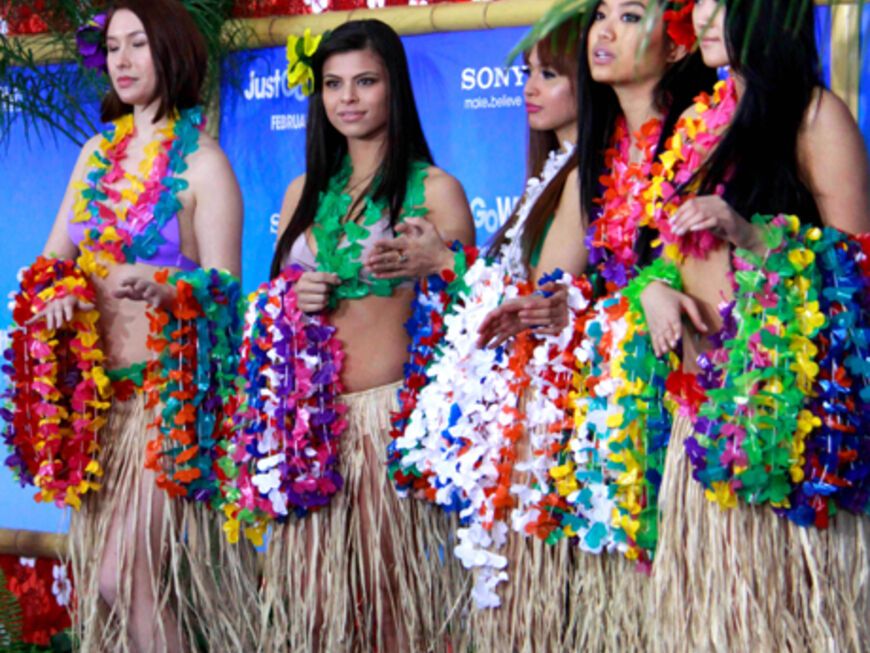 Weil der Film größtenteils auf Hawaii spielt, wurden die Premieren-Gäste von typischen Hula-Hula-Mädchen begrüßt
