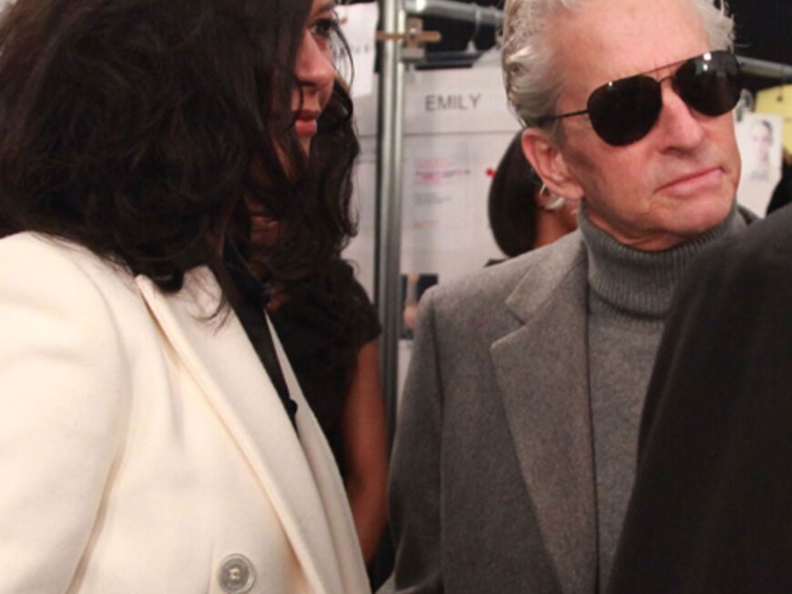 Die Krankheit ist so gut wie überstanden: Catherine Zeta Jones besuchte mit Ehemann Michael Douglas backstage Designer Michael Kors