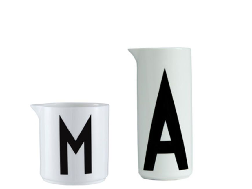 Stilisch und minimalistisch. Die Becher, Milchkännchen und Wasserkaraffen von Arne Jacobsen über Design Letters, ab ca. 20 Euro