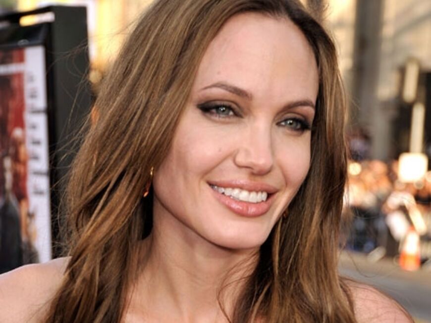 Angelina Jolie strahlt und wirkt sehr, sehr glücklich