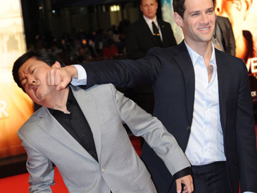 Die beiden Stars Ken Jeong und Justin Bartha scherzen auf dem Roten Teppich herum