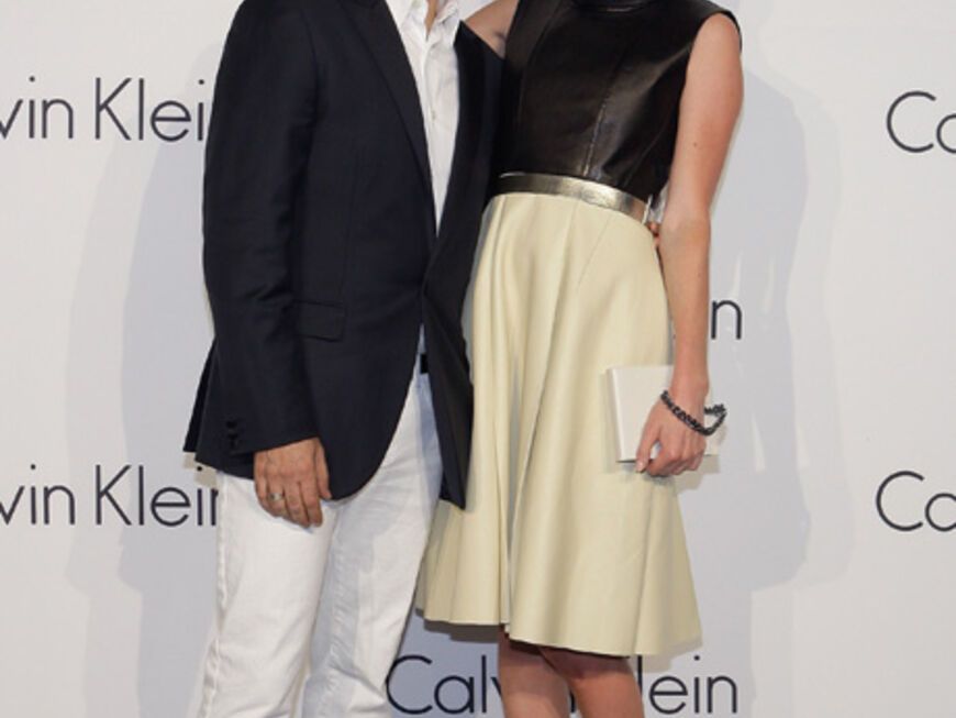 Der cleane Look von Calvin Klein passt perfekt zu der zierlichen Schauspielerin. Hier besucht sie eine Veranstaltung gemeinsam mit Calvin Klein-Designer Francisco Costa