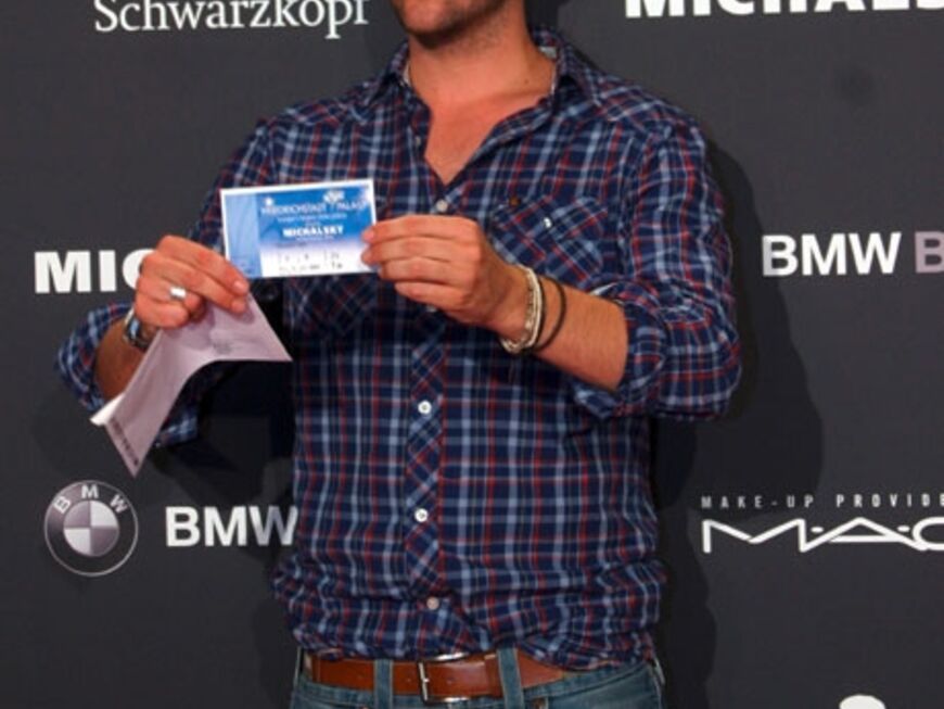 Sänger Ben zeigt seine Platzkarte für die Michalsky Modenschau - er saß in Reihe 7