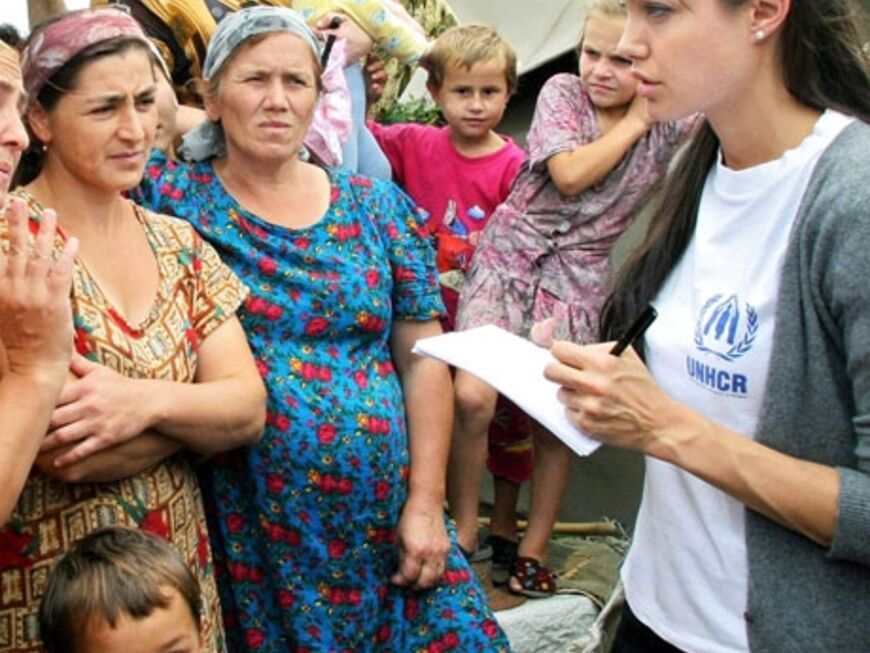 Die Schauspielerin spricht am 22.8.2003 im Flüchtlingslager Bella bei dem Dorf Ordschonikidzewskaja in der Teilrepublik Inguschetien mit tschetschenischen Flüchtlingen