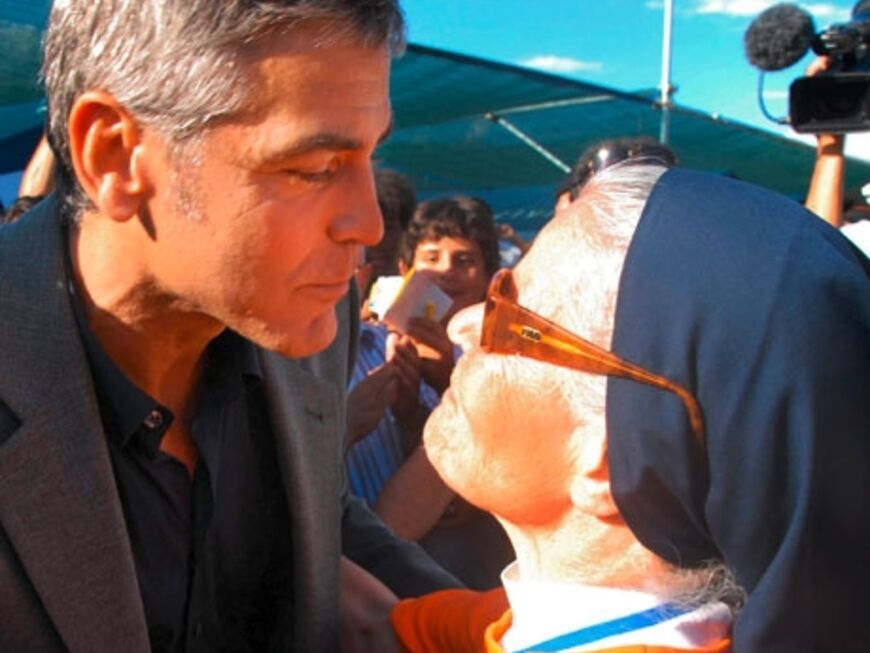 Die Einwohner der italienischen Stadt sind von Clooneys Einsatz gerührt. Eine Nonne umarmt spontan den Schauspieler