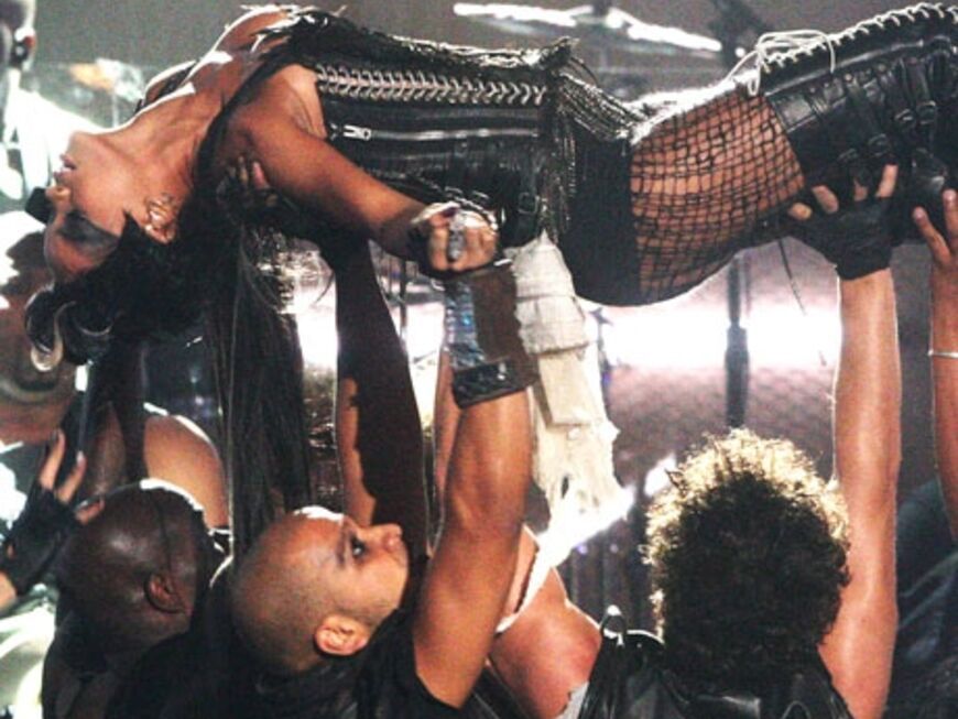 Rihanna performt 2008 ihren Song "Disturbia" und ließ sich dabei von ihren Tänzern auf Händen tragen