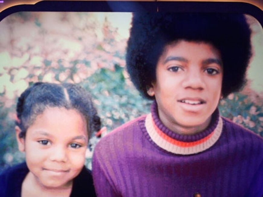 Während ihrer Rede wurden Bilder aus ihrer Kindheit mit Michael eingeblendet