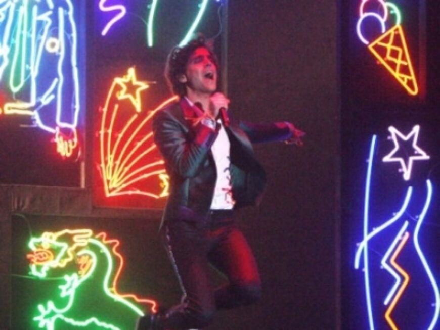 Bester Newcomer: Sänger Mika auf bzw. über der Bühne schwebend
