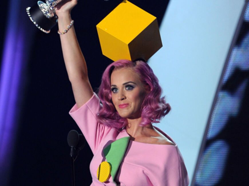 Verkleidungskünstlerin: Katy Perry mit einem Würfel auf dem Kopf