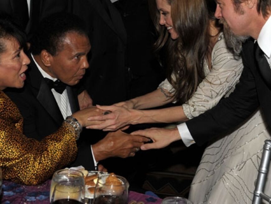 Angelina Jolie und Brad Pitt begrüßen die Familie von Muhammad Ali
