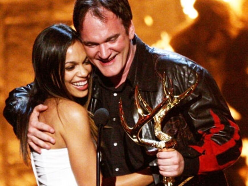 Regisseur Quentin Tarantino freute sich über seinen Preis und knuddelte die Schauspielerin