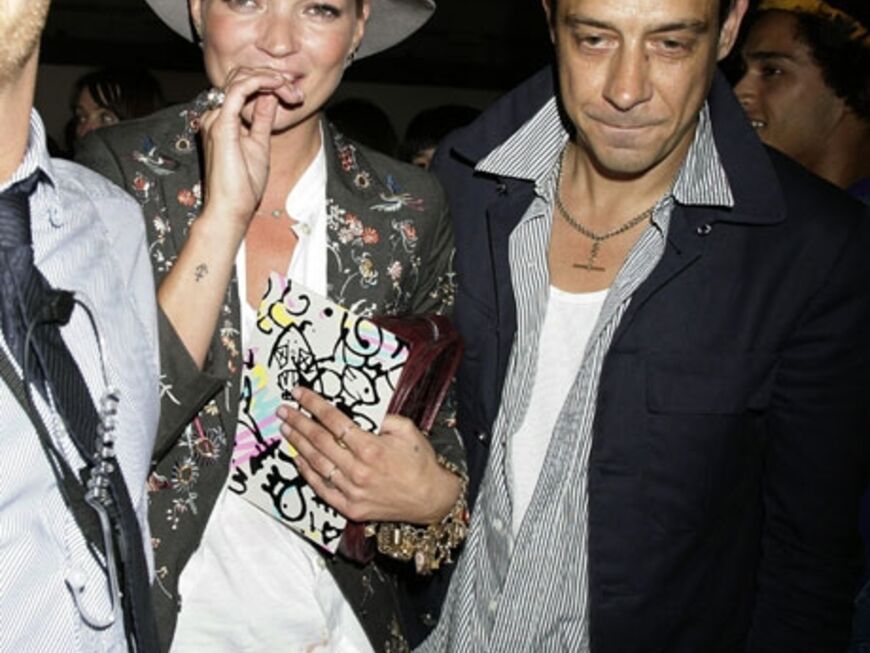 Gut behütet: Kate Moss und ihr Freund Jamie Hince dürfen bei der London Fashion Week natürlich nicht fehlen