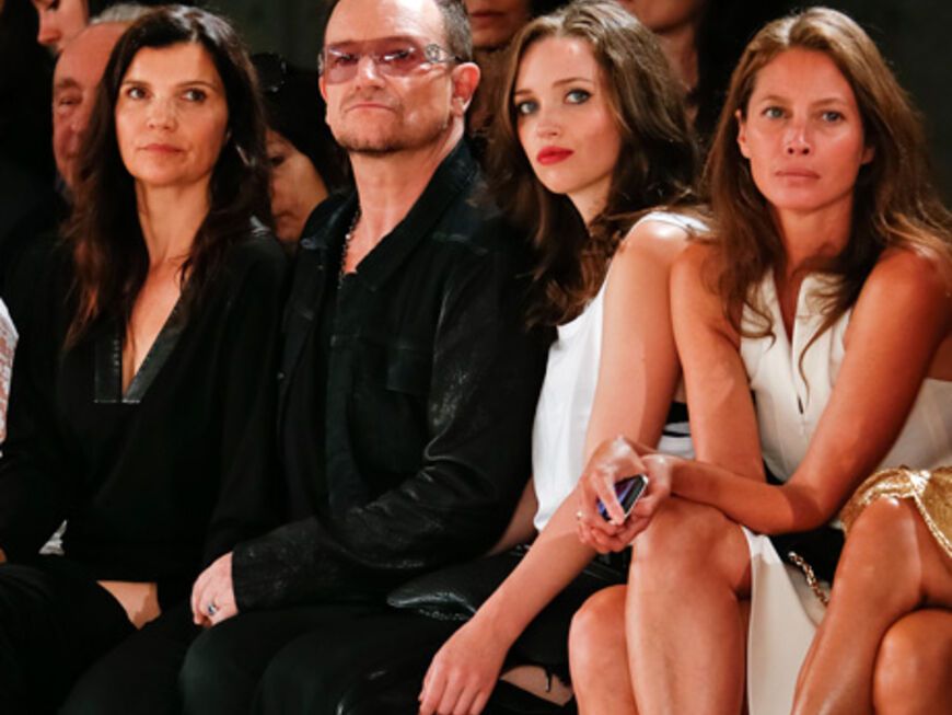 Bono mit Ehefrau Ali Hewson (li.) und Tochter Jordan Hewson und Model Christy Turlington in der Frontrow bei Edun