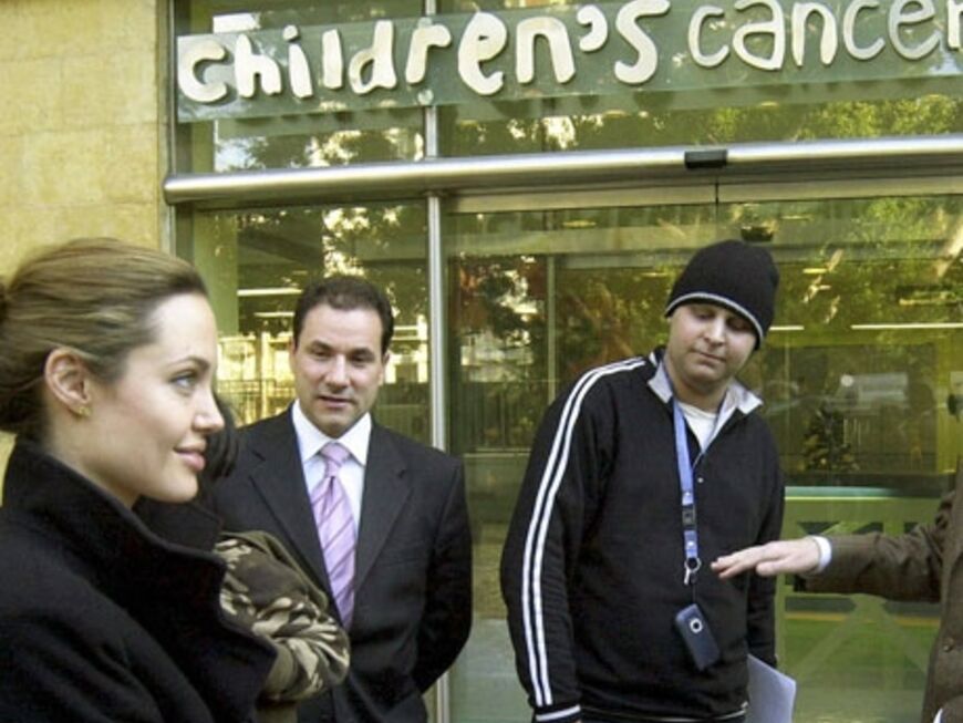 Am 25. Dezember 2004 besucht Angelina zusammen mit ihrem Adoptivsohn Maddox ein Krebs-Kinderkrankenhaus in Beirut