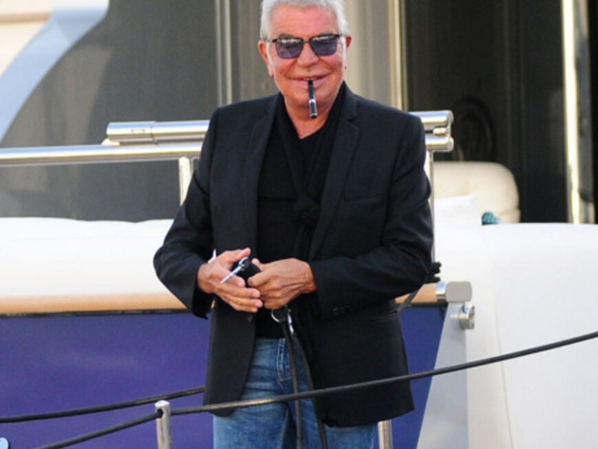 Lässig: Desginer Roberto Cavalli kommt mit Zigarre von seiner Luxusyacht