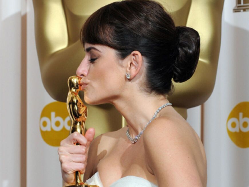 Penelope Cruz küsst ihren Goldmann. 2009 wird sie zur besten Nebendarstellerin in "Vicky Cristina Barcelona" geehrt