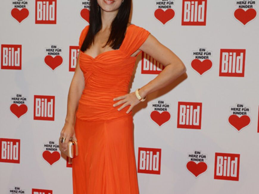 Schauspielerin Stephanie Stumph strahlt mit ihrem Kleid um die Wette