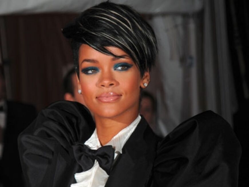 Für Aufsehen sorgte auch Rihanna. Die Sängerin trug einen schwarzen Hosenanzug mit weißer Bluse und schwarzer Fliege 
