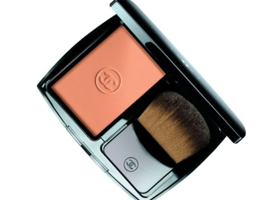 Zum Auffrischen für zwischendurch: "Vitalumière Éclat Kompakt-Make-up - B30 Beige-Sable" von Chanel, ca. 57 Euro 