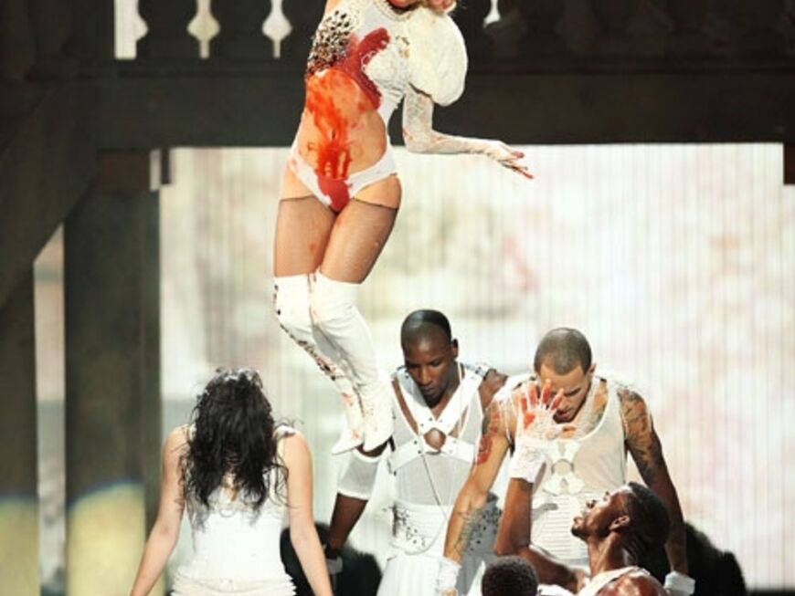Lady GaGa macht ihren Auftritt zu einer ausgefallenen Show. Am Ende ihrer Performance zu "Paparazzi" hängt sie mit Kunstblut überströmt von der Decke 