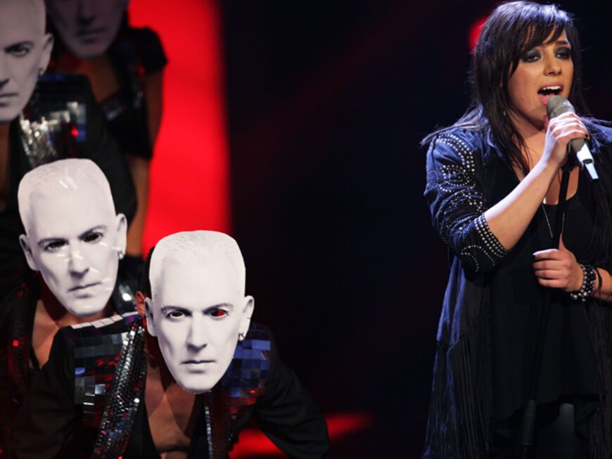 Melissa Heiduk mit Masken ihres Mentors H.P. Baxxter auf der Bühne