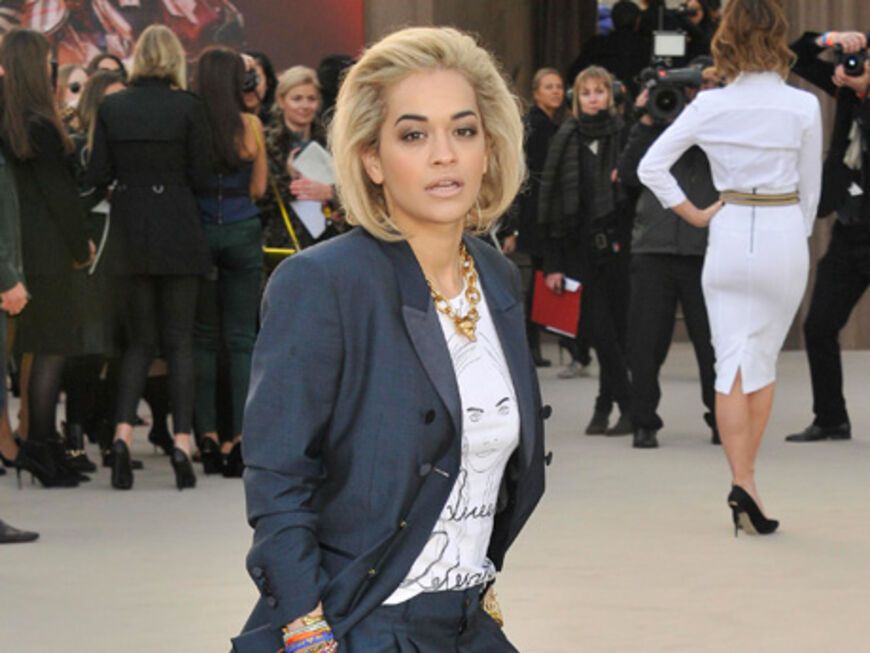 Rita Ora kommt im Anzug bei der´  "Burberry Prorsum"-Show an
