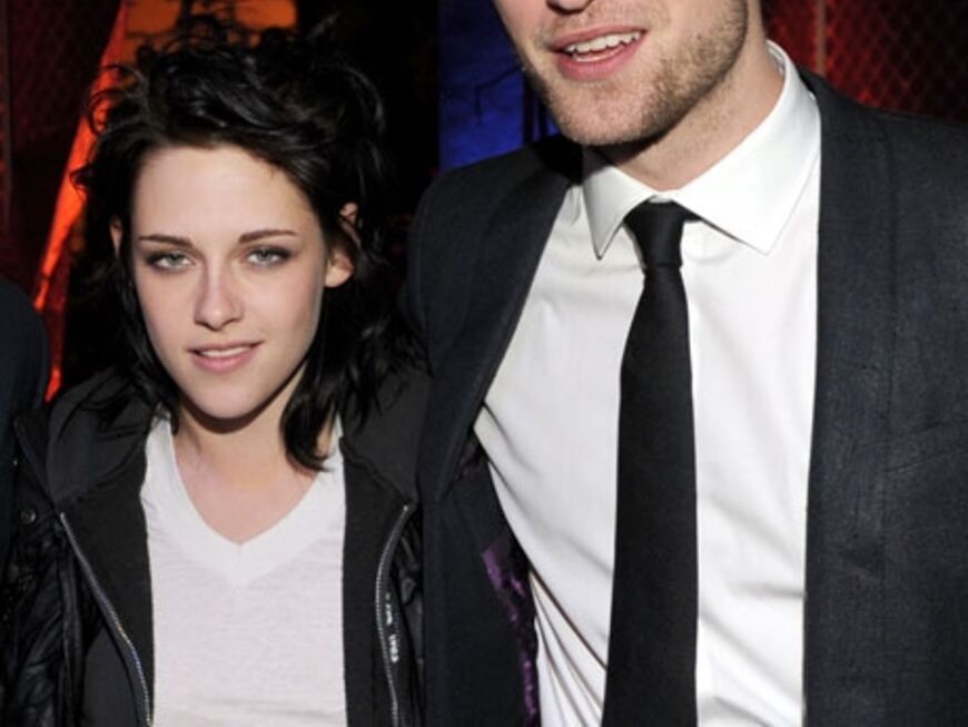Offiziell sind sie kein Paar, doch die Blicke zwischen den "Twilight"-Stars Kristen Stewart und Robert Pattinson lassen anderes vermuten ...