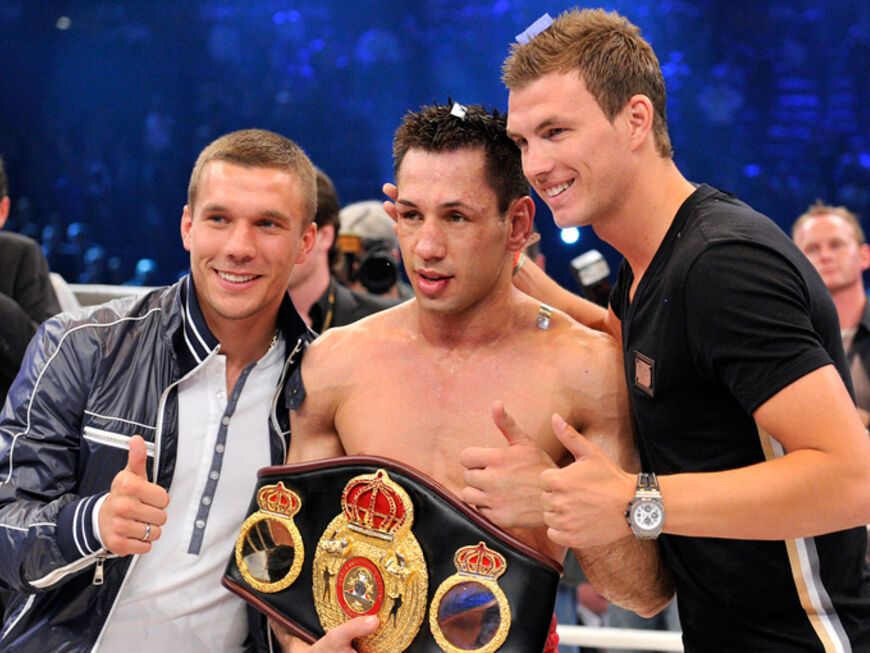 Box-Weltmeister Felix Sturm mit seinen Freunden und Fußball-Stars Lukas Podolski und Edin Dzeko