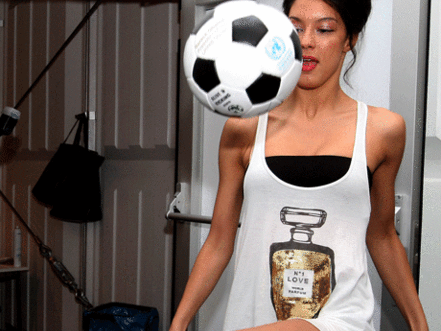 Stressfrei: Rebecca Mir spielt Backstage bei "Minx by Eva Lux" Fußball