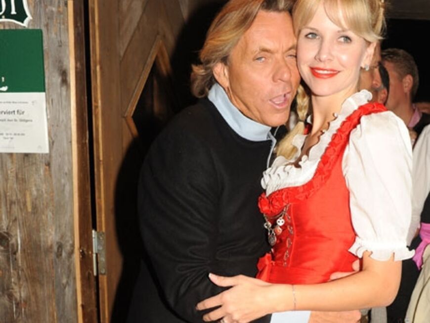 Modedesigner Otto Kern und seine Frau Naomi Valeska in einem roten Dirndl