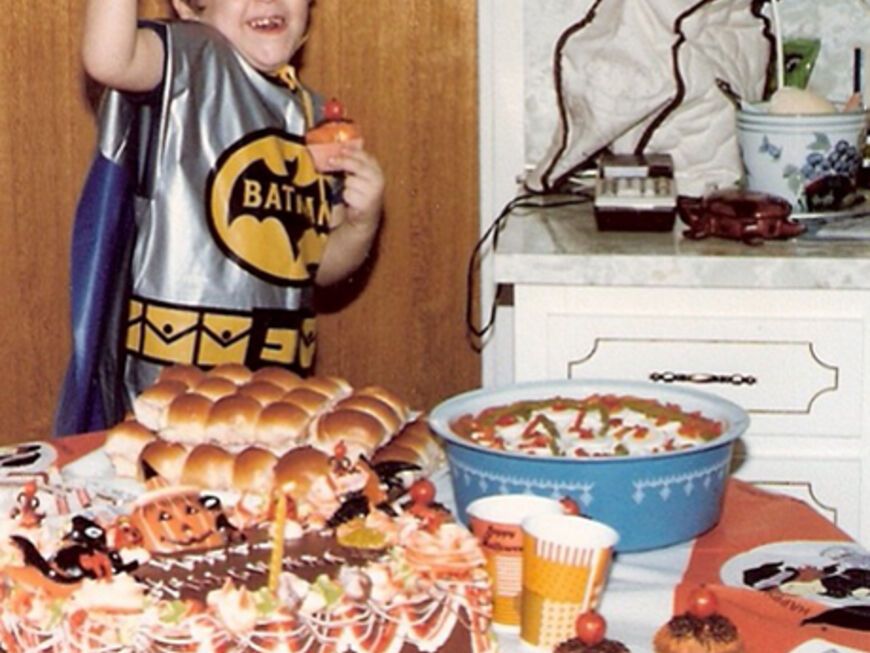 Sooo süß! Anlässlich des "Throwback Thursdays", an dem Stars Bilder aus der Vergangenheit mit ihren Fans teilen, postet Promi-Blogger Perez Hilton ein niedliches Kinder-Halloween-Foto von sich im 'Batman'-Outfit. Mehr davon!