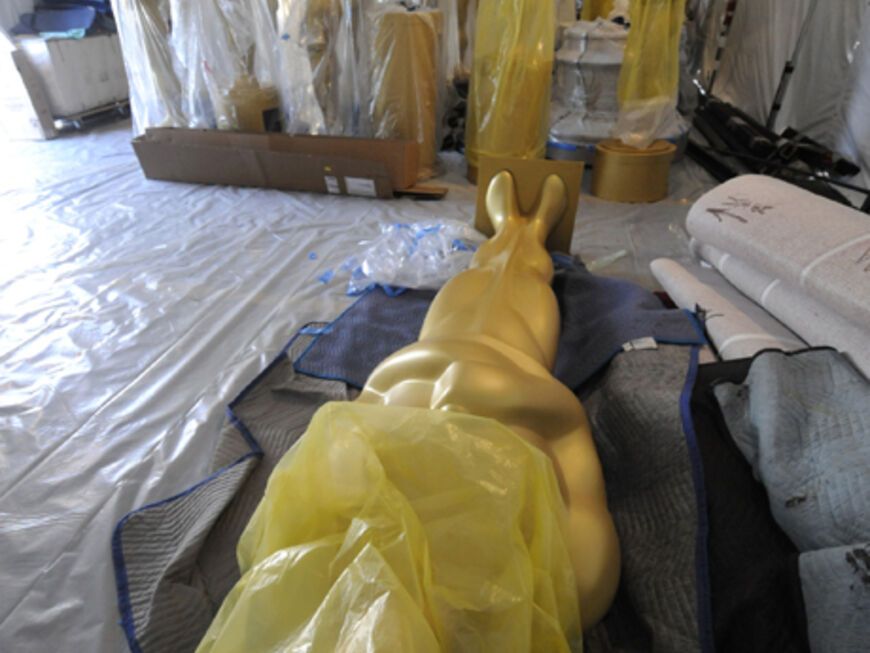 Ganz unglamourös: Noch sind die großen goldfarbenen Oscar-Statuen in Folie eingepackt
