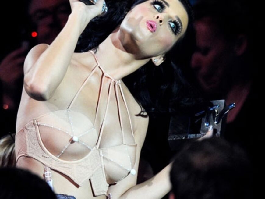 Mehrmals wechselte die exzentrische Katy Perry während der zweitstündigen Show ihr Outfit. Manche davon waren sehr fragwürdig