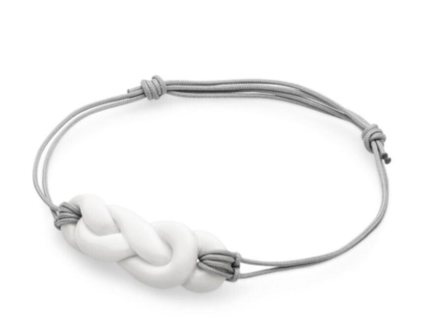 25. Juni 2012: Der weiße Seemannsknoten aus Porzellan passt prima zum angesagten Maritim-Look. Armband von Anne Black, ca. 30 Euro